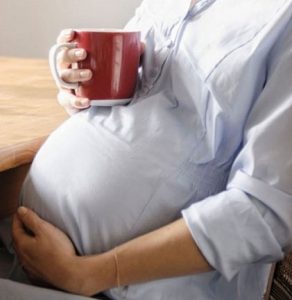 pregnant-woman-drinking-tea-e1386843635765