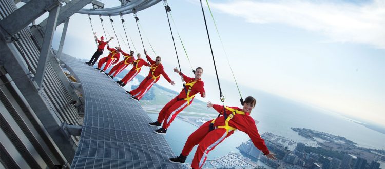 L'HAUT-DA CIEUX est l'attraction la plus palpitante des 35 ans d'histoire de la Tour CN et la premiËre de son genre en AmÈrique du Nord. C'est la plus haute promenade mains libres au monde sur un rebord de 1,5 m (5 pi) de largeur qui fait le tour de l'observatoire de la Tour. (Groupe CNW/CN Tower)